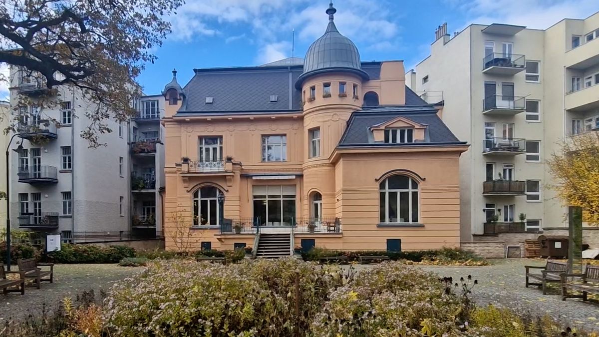 Unikátní kus nábytku se po sto letech vrátí do slavné vily v Brně. Děda ho chtěl spálit, říká současná majitelka